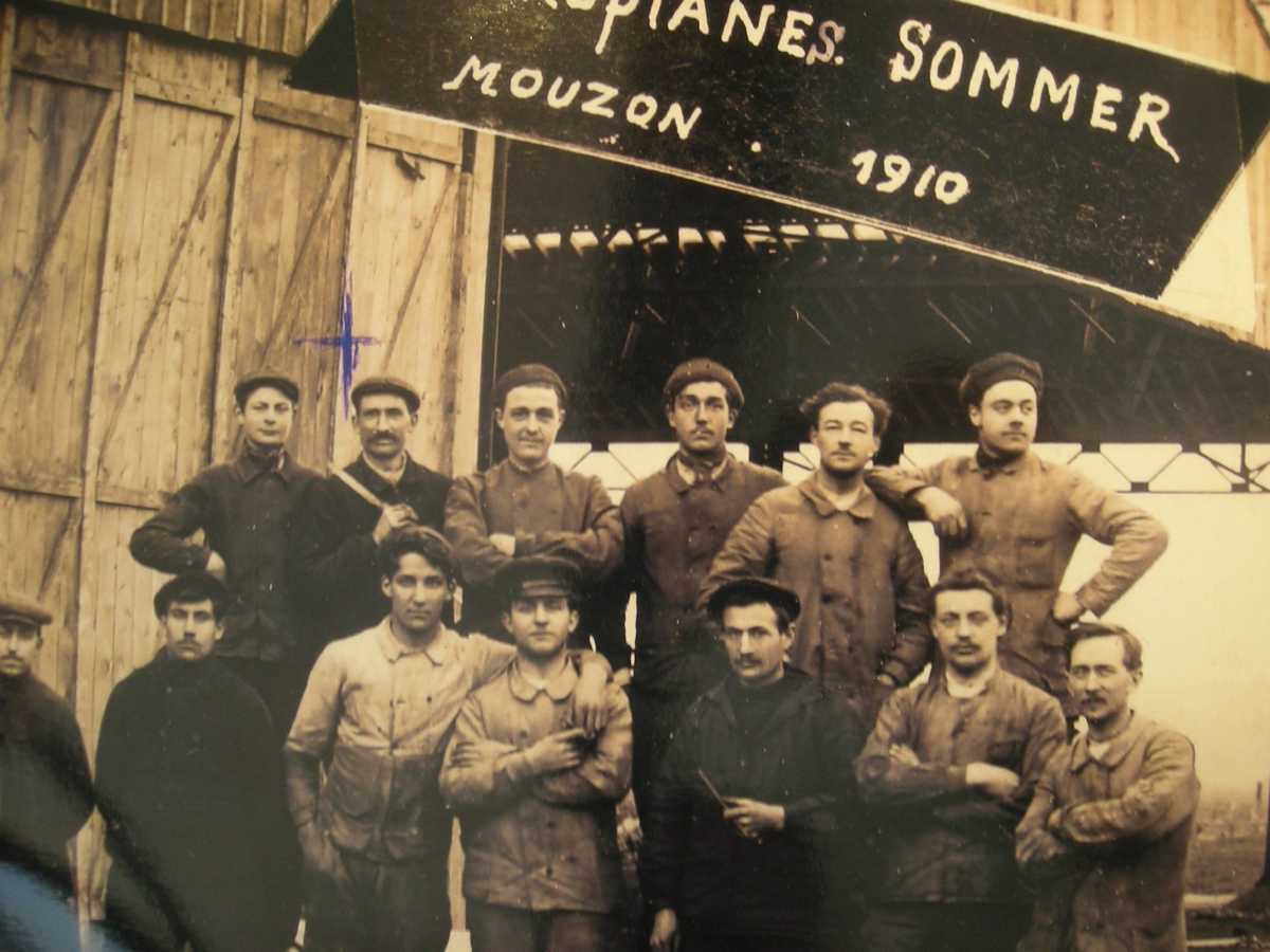 Devant un hangar de Mouzon